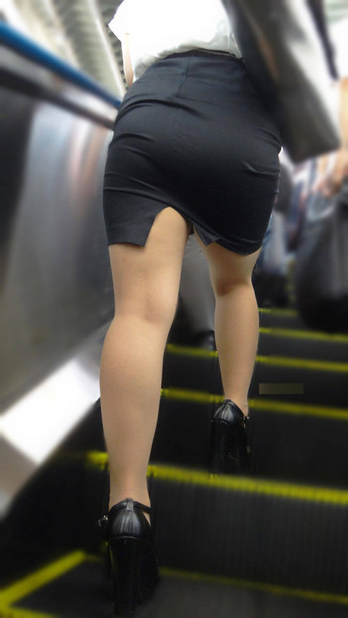 【街撮りタイトスカート】OLタイトスカートという日本人の短足寸胴体型を見事に隠しているお尻盗撮エロ画像・30枚目
