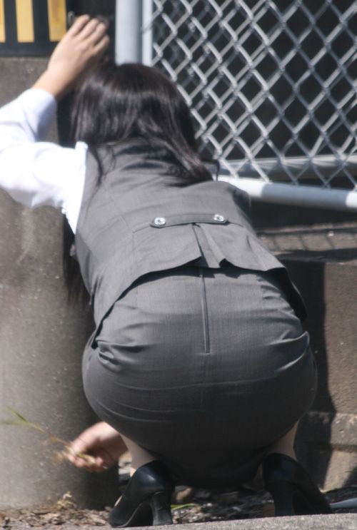 【街撮りタイトスカート】OLタイトスカートという日本人の短足寸胴体型を見事に隠しているお尻盗撮エロ画像・36枚目