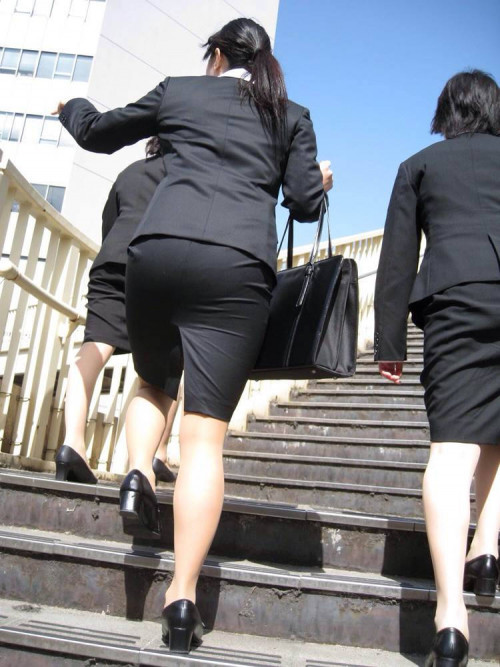 【街撮りタイトスカート】OLタイトスカートという日本人の短足寸胴体型を見事に隠しているお尻盗撮エロ画像・40枚目
