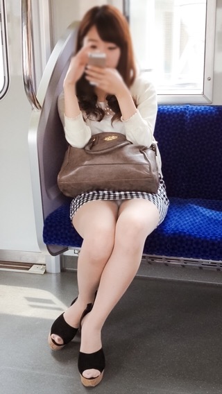 【パンチラ盗撮】対面座席の電車でミニスカートしかもスマホガン見という盗撮ノーガードスタイルｗｗｗｗｗｗｗ・6枚目