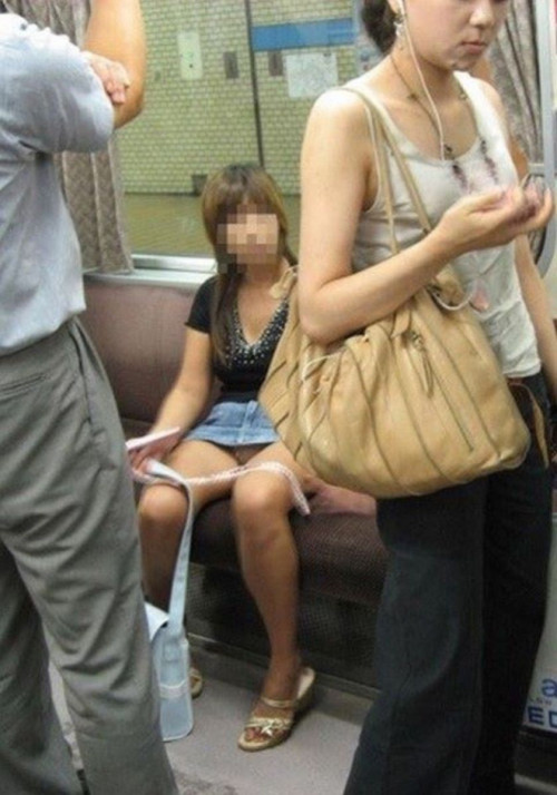 【パンチラ盗撮】対面座席の電車でミニスカートしかもスマホガン見という盗撮ノーガードスタイルｗｗｗｗｗｗｗ・22枚目