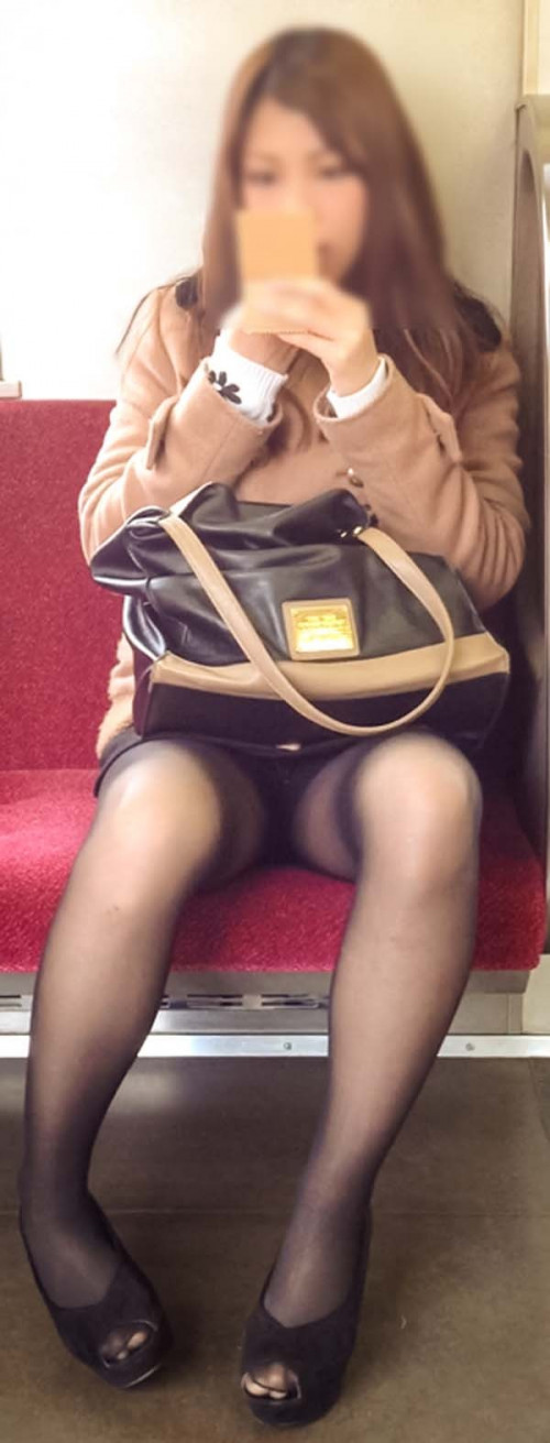 【パンチラ盗撮】対面座席の電車でミニスカートしかもスマホガン見という盗撮ノーガードスタイルｗｗｗｗｗｗｗ・26枚目