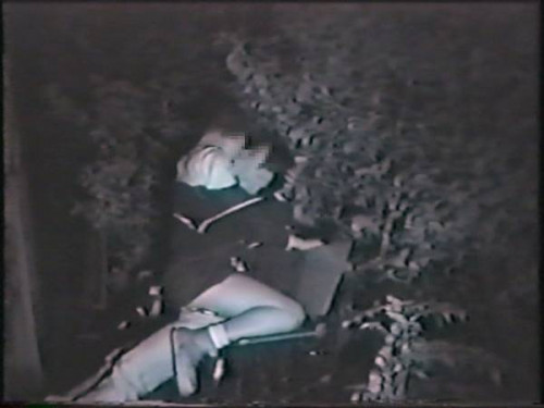 【赤外線カメラ】盗撮上等で夜の公園で野外ファックに挑戦する猛者達、たまにマッパになる奴も居て草ｗｗｗｗｗｗｗ・15枚目