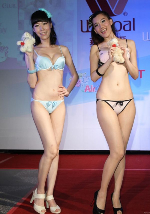 【ハミ毛エロ】中国の下着ファッションショー、マン毛処理全然してなくて草ｗｗｗｗｗｗｗｗ・12枚目