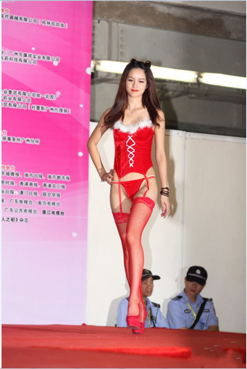 【ハミ毛エロ】中国の下着ファッションショー、マン毛処理全然してなくて草ｗｗｗｗｗｗｗｗ・15枚目