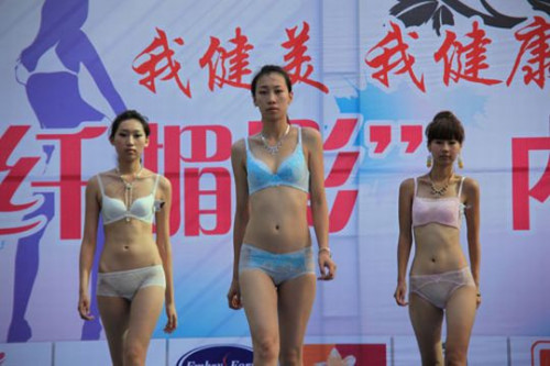 【ハミ毛エロ】中国の下着ファッションショー、マン毛処理全然してなくて草ｗｗｗｗｗｗｗｗ・16枚目