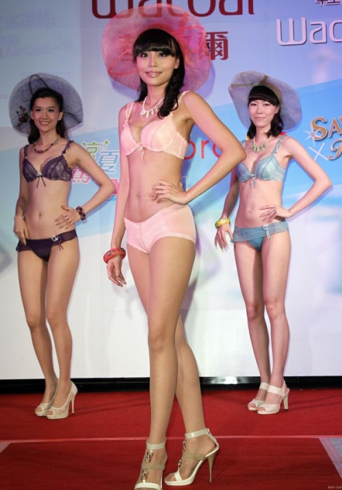 【ハミ毛エロ】中国の下着ファッションショー、マン毛処理全然してなくて草ｗｗｗｗｗｗｗｗ・28枚目
