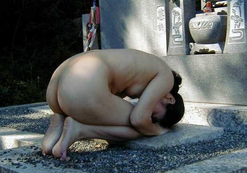 【土下座エロ】全裸の女に土下座をさせるという最高に征服感を感じられるエロ画像がなかなかヤバい・・・・・10枚目