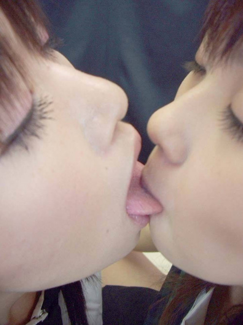【レズキス画像】レズビアンカップルのベロチューエロ画像、想像以上にエロくて草ｗｗｗｗｗｗｗｗ・6枚目