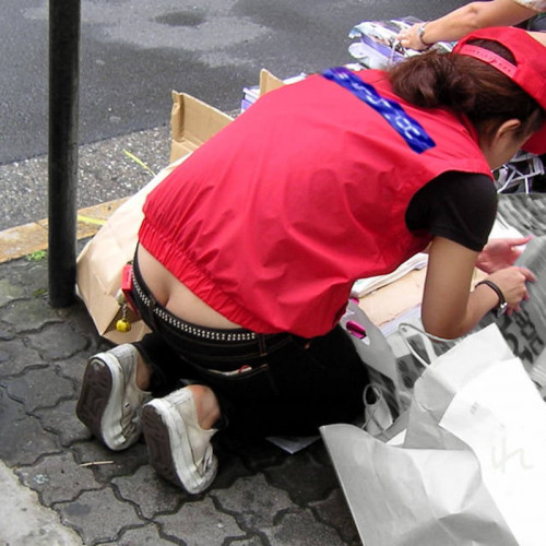 【ローライズお尻】かつて日本でも流行した半ケツを晒したまま街を闊歩するローライズ女子という信じがたい痴女ｗｗｗｗｗｗ・7枚目