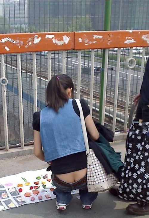 【ローライズお尻】かつて日本でも流行した半ケツを晒したまま街を闊歩するローライズ女子という信じがたい痴女ｗｗｗｗｗｗ・16枚目